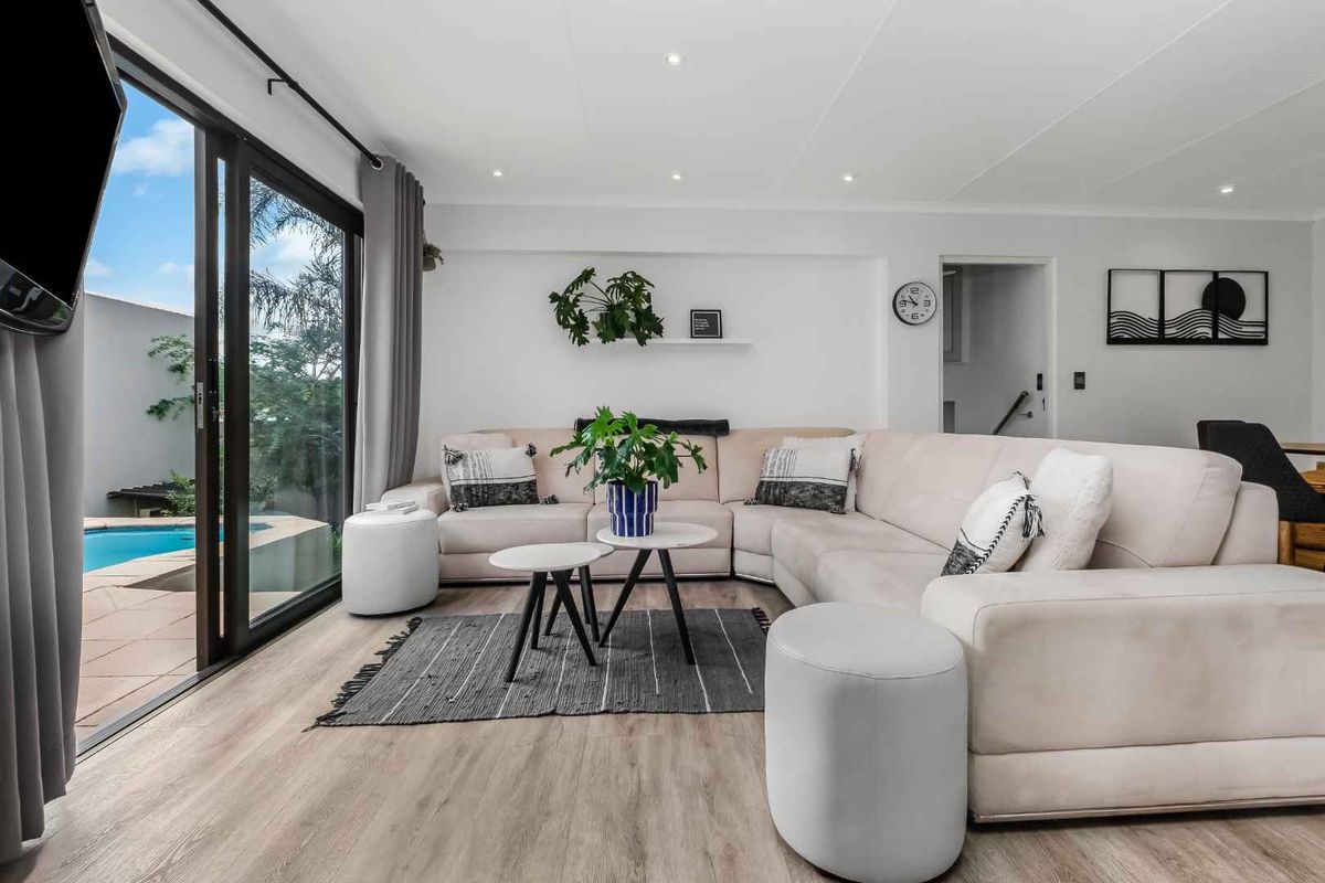 We all want light, bright and new in a home – THIS ONE IS ALL OF THIS AND MORE. - Photo 2