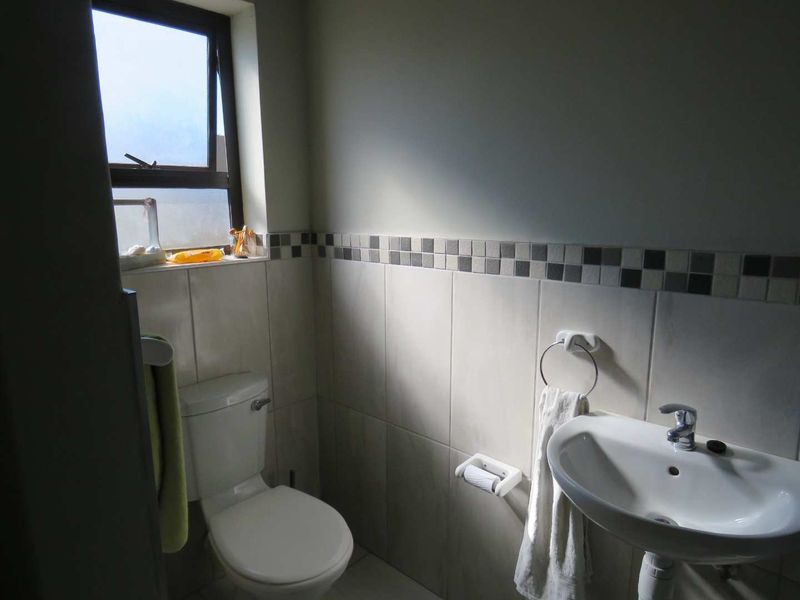 Spacious 3-Bed Family Home with Modern Kitchen & Solar Geyser - Photo 10