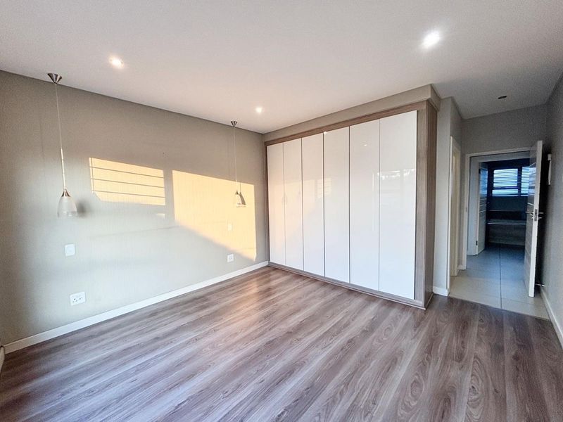 Modern, Light-Filled 2 Bedroom Apartment with Private Terrace – Farrarmere - Photo 8