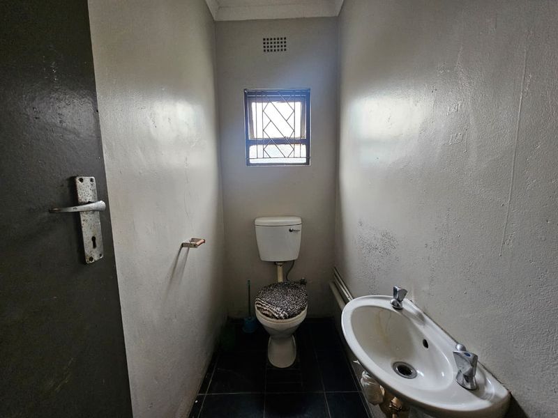 Affordable 2-Bedroom Rental Unit, Immediate Availability in Arboretum - Photo 8