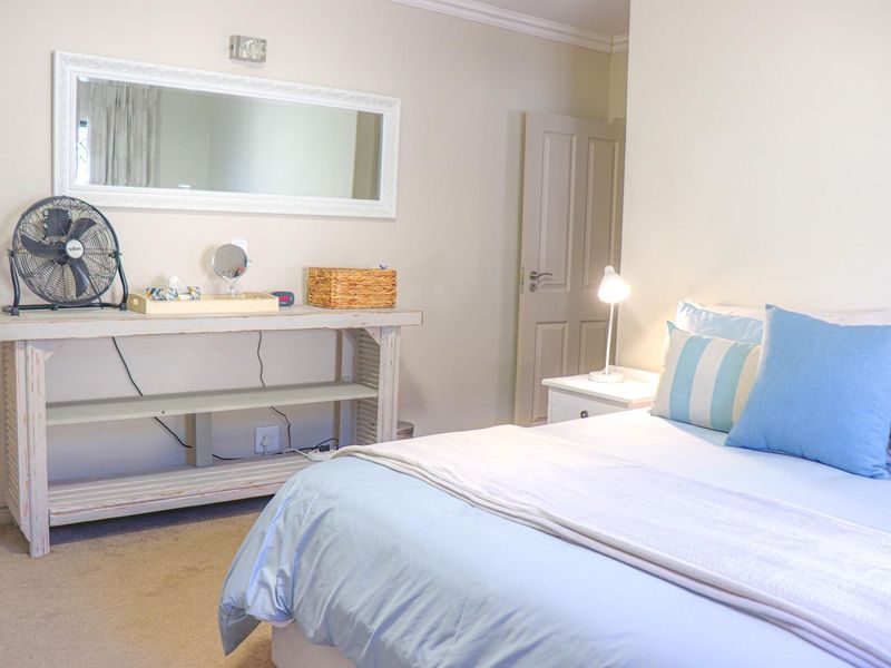 Oceanfront Holiday Rental: Furnished 3-Bed with Panoramic Sea Views. - Photo 9