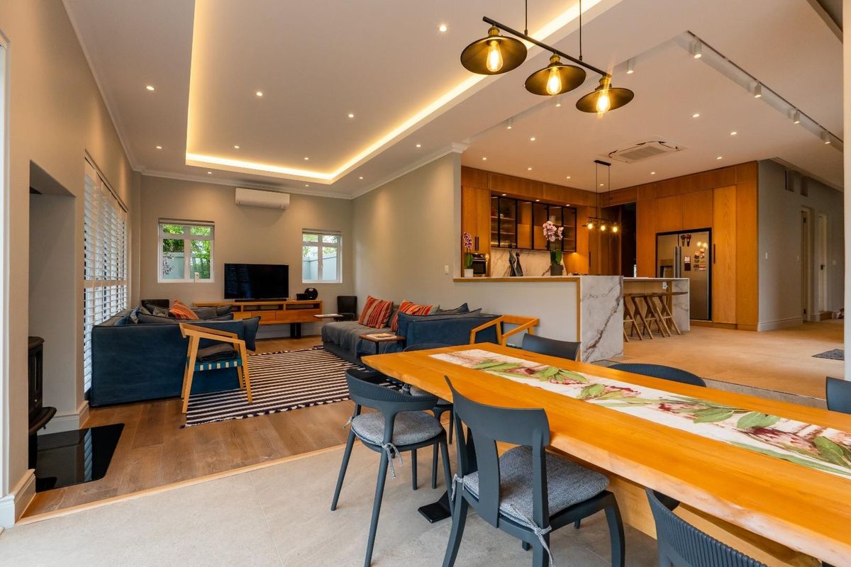 Waterfront Grandeur: A Sanctuary of Luxury in Val de Vie Estate - Photo 2
