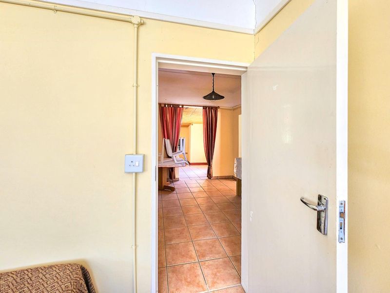 Uis:  3 Bedr Older home is for sale - Photo 6