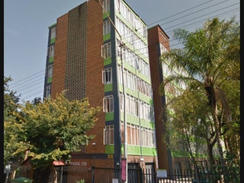 Charming Bachelor Abode - Photo 3