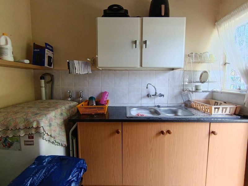 Spacious Family Home with Flatlet & Pool in Prime Fauna Location - Photo 7