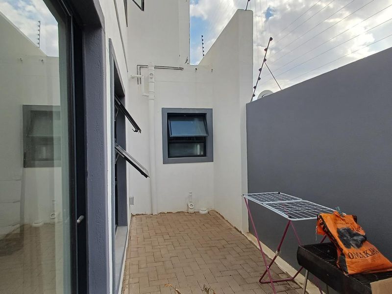 To Let - Photo 3