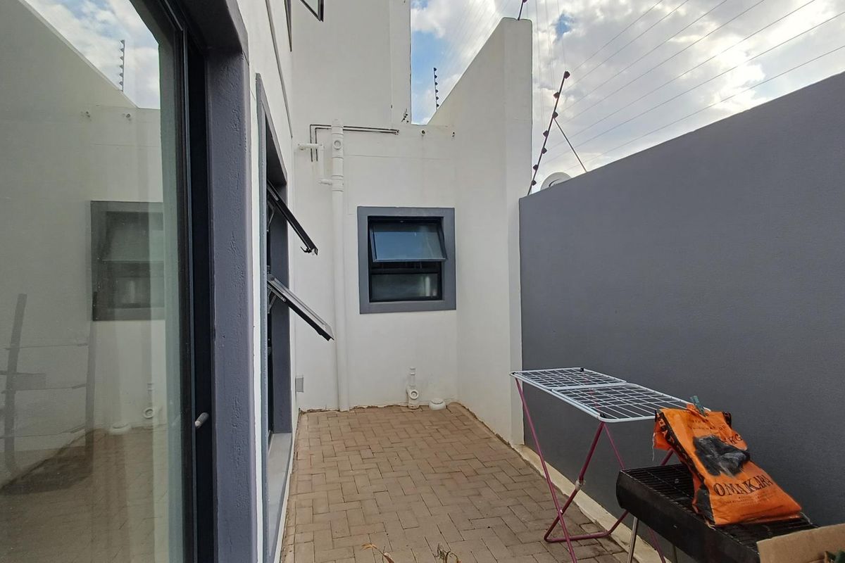 To Let - Photo 3