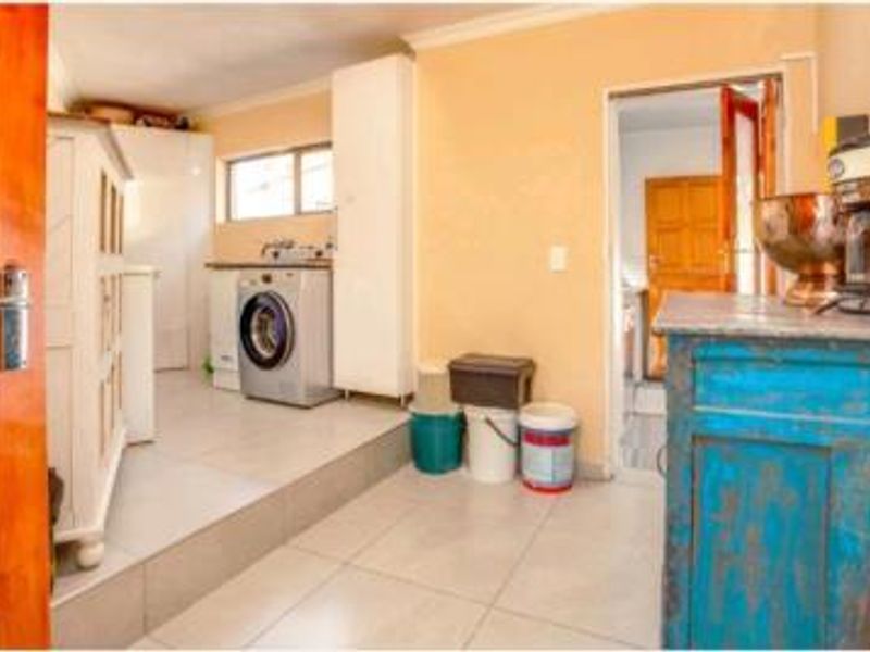 Modern Spacious Family Home with Cottage for sale - Photo 9