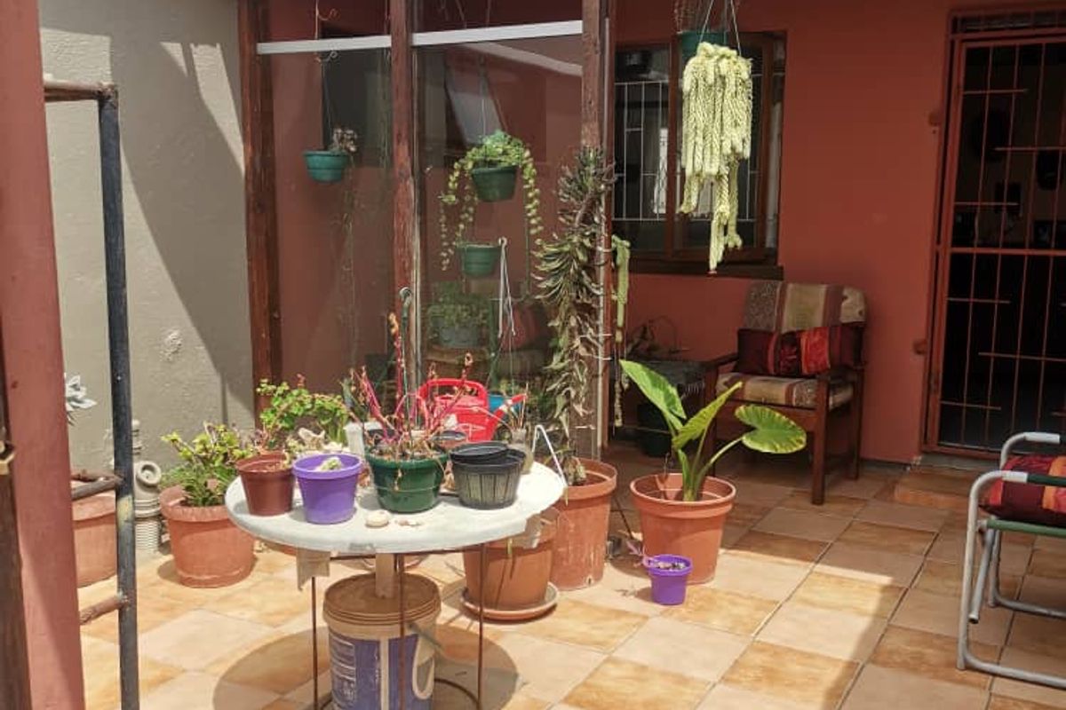 For Sale Cozy 2-Bedroom Home with Modern Flair Awaits You! Hentiesbay - Photo 4