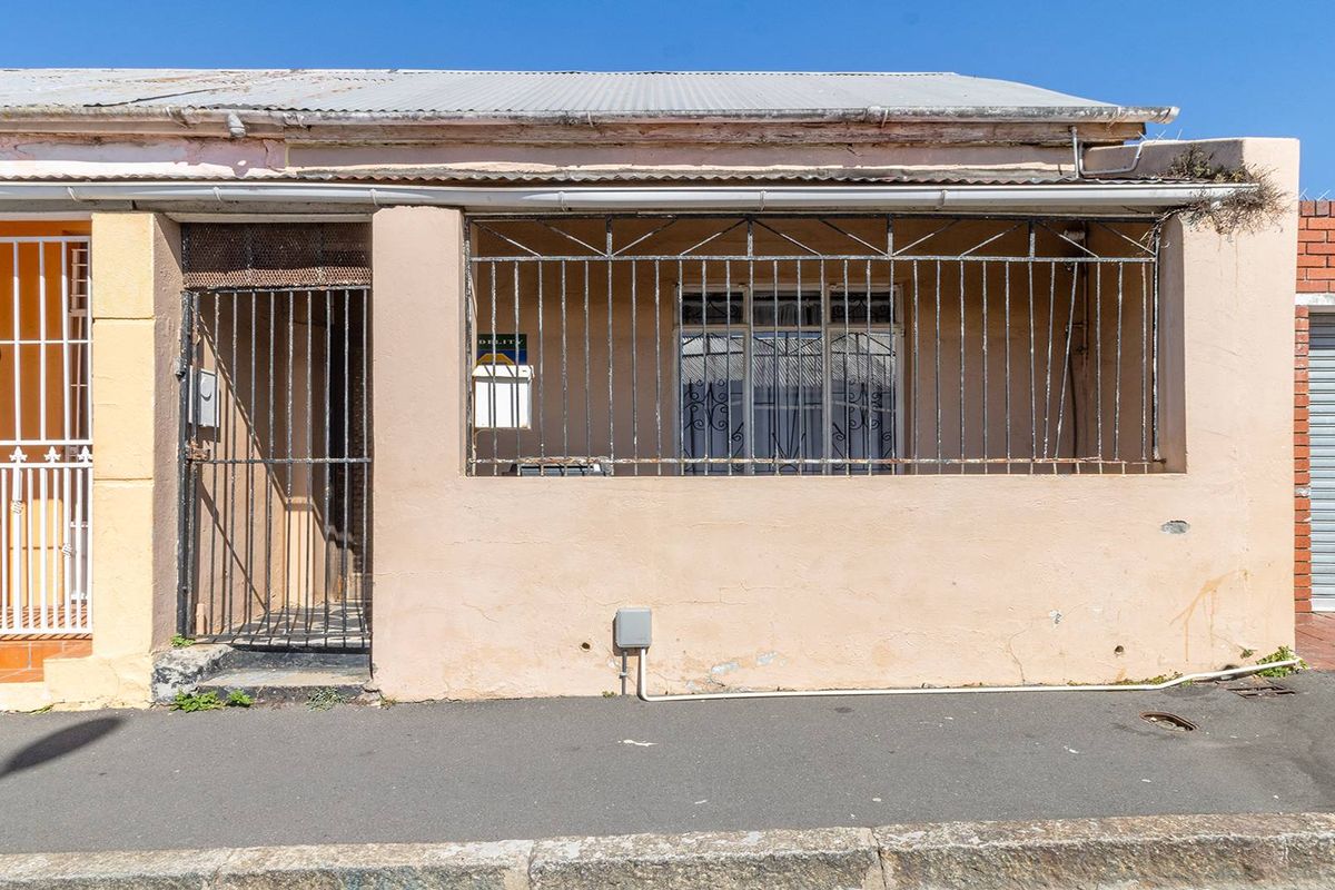 4-Bedroom, 1-Bath Home with Great Bones – Ready for a Little TLC - Photo 3