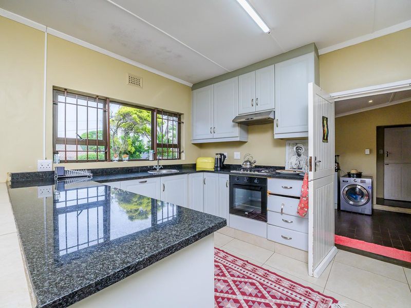 HENDRA - MUCH LOVED FAMILY HOME ON DEAD FLAT LAND WITH 2 BEDROOM COTTAGE - Photo 7