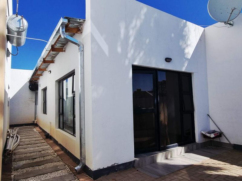 Cimbebasia 3 bedroom house with flat - Photo 8