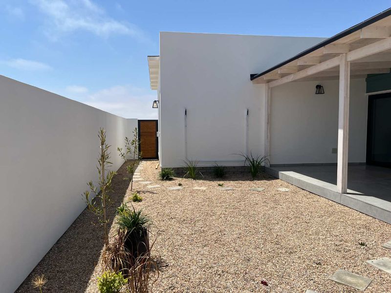 3-Bed Gem: Double Garage & Modern Open Plan Design! - Photo 6