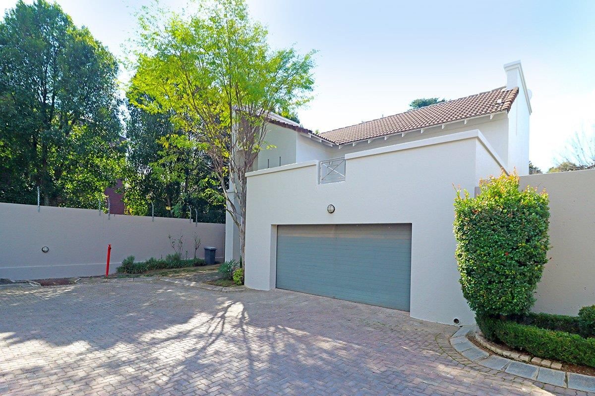 Stylish 3 Bedroom Townhouse with Pool in Sought After Waverley Gate - Photo 2
