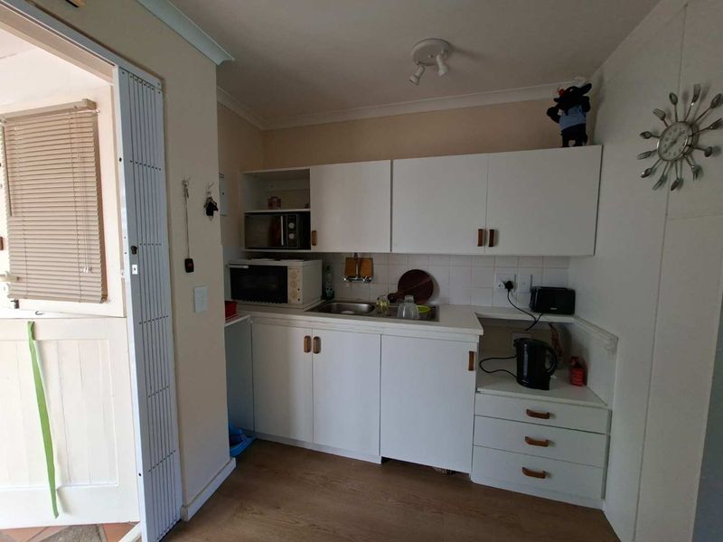 IDEAL SIZE UNIT filled with sun, boasting beautiful views! - Photo 5