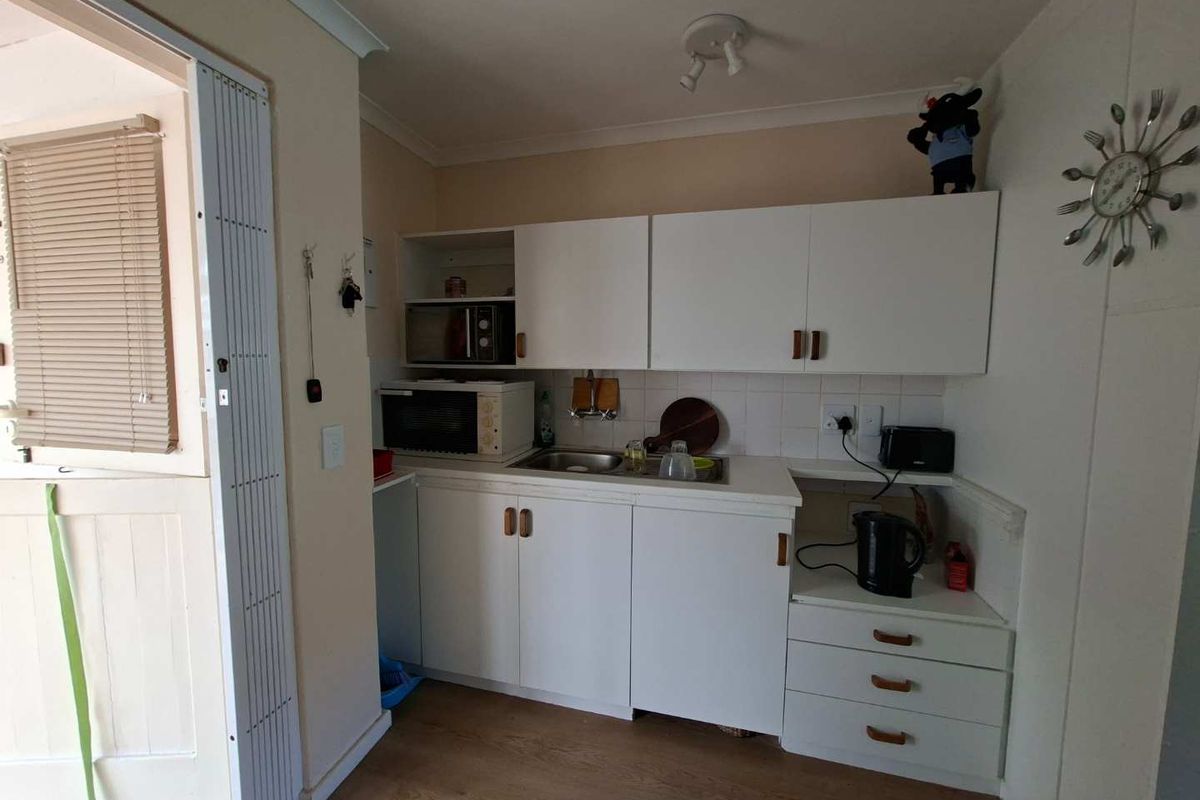 IDEAL SIZE UNIT filled with sun, boasting beautiful views! - Photo 5