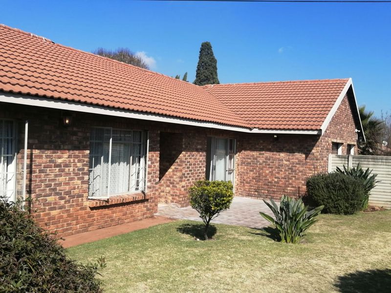 For the extended family - Two houses on one large stand - Photo 1
