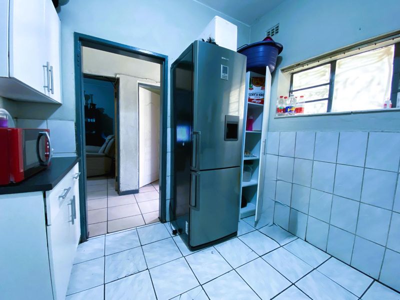 Spacious 1.5 Bedroom Apartment in Pretoria West - Photo 9