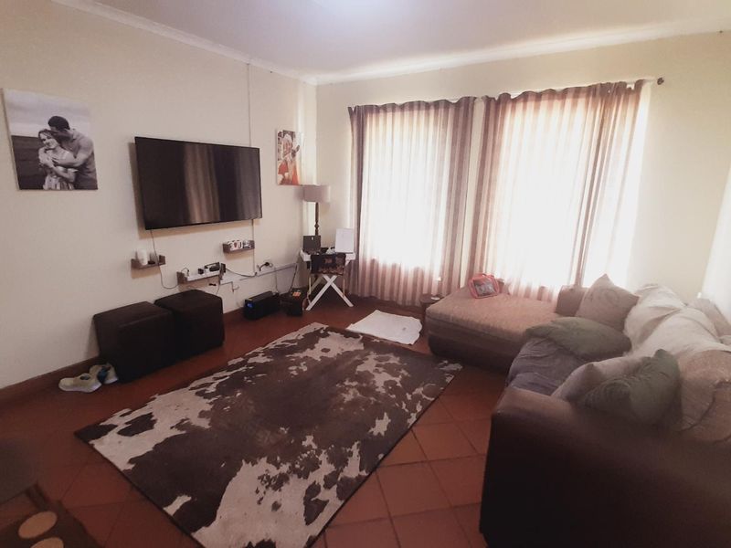 Charming 3-Bed Home in Kingfisher Village Awaits You - Photo 7