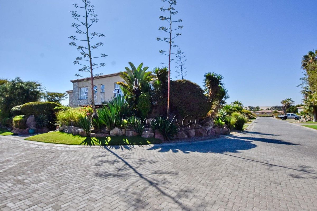 Rossmund, Swakopmund:  Spacious, UPMARKET 3 Bedr Townhouse is for Sale - Photo 2