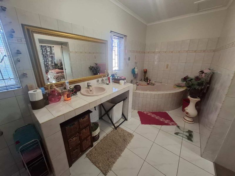 Spacious Family Home in the popular Olympia - Photo 5