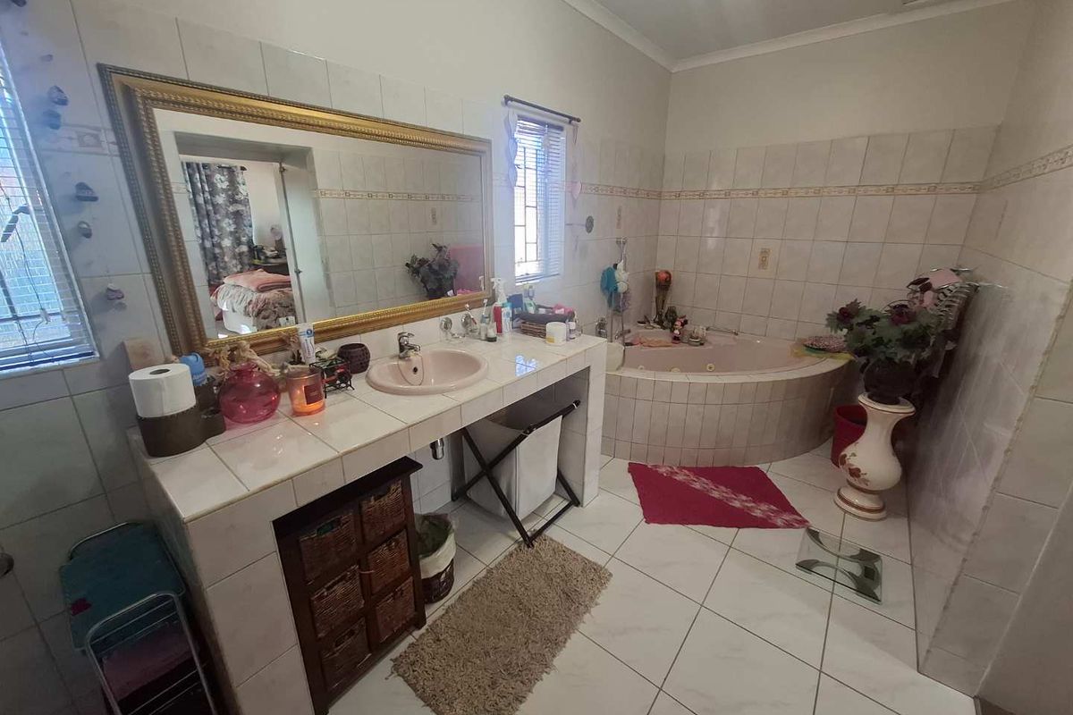 Spacious Family Home in the popular Olympia - Photo 5