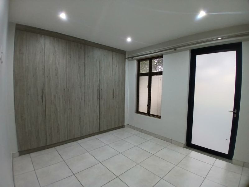 Stunning Lock-up-and-Go, perfect for starting couples or empty nesters. - Photo 9