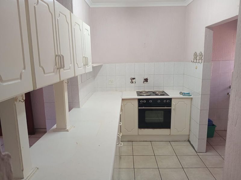 Spacious 3-Bedroom Apartment in Secure Complex (SOLE MANDATE) - Photo 2