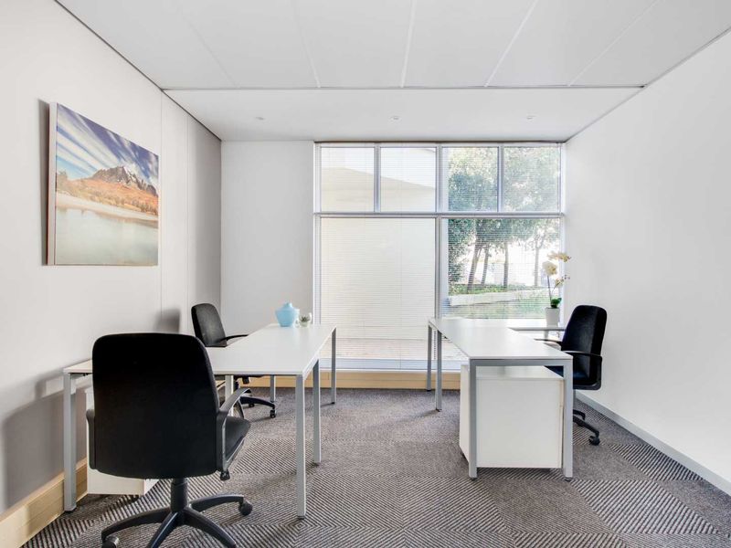 Move into ready-to-use serviced office space for 15 persons in Regus Bryanston Cedarwoods - Photo 2