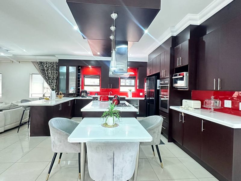 6 Bedroom plus Staff room - Furniture optional - Photo 2