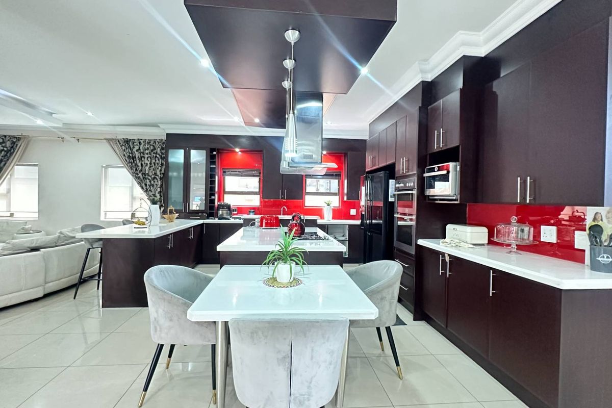 6 Bedroom plus Staff room - Furniture optional - Photo 2