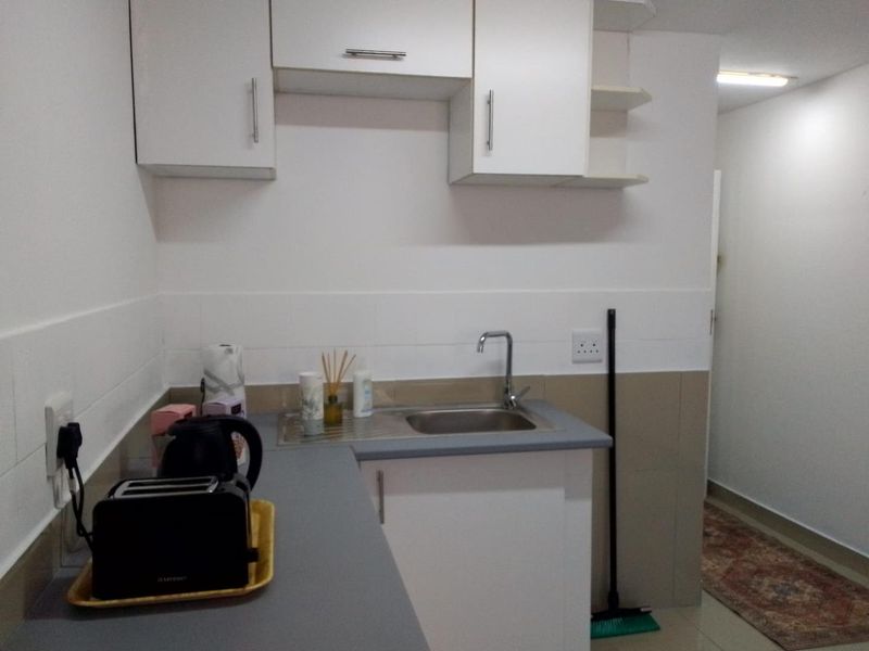 Bachelor flat for sale with harbour views. Ideal investment property that is situated in South Beach. - Photo 5