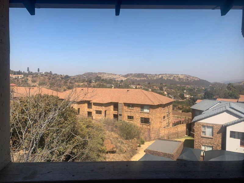 Secured 2 bedroom apartment in a complex - Photo 7