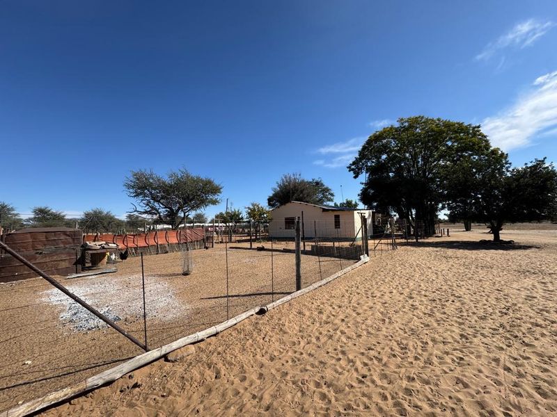 Looking to invest in your own piece of Namibian farmland? This incredible opportunity offers space, structure, and serious farming potential. - Photo 10