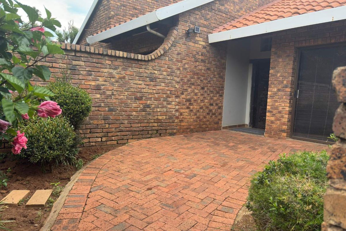 Spacious, Well Designed Living - Photo 3