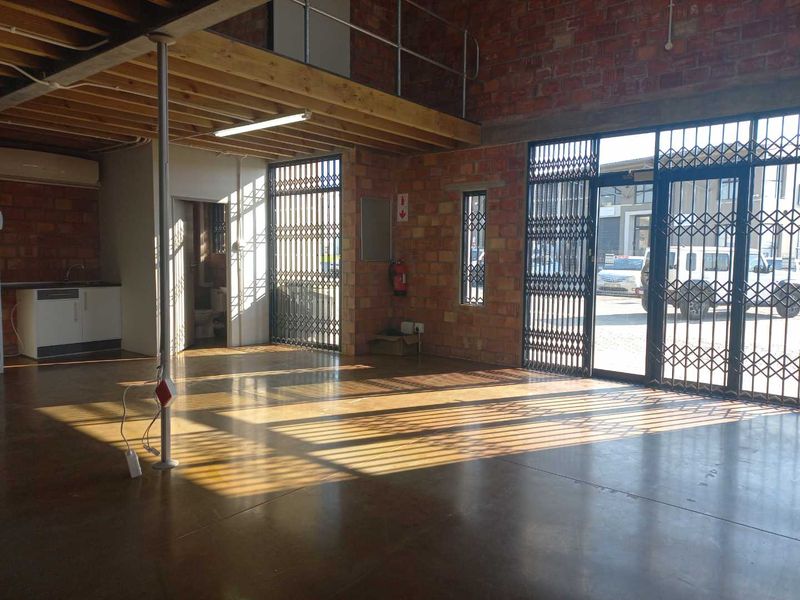 Warehouse or Mixed Use premises with mezzanine offices, available immediately! - Photo 2