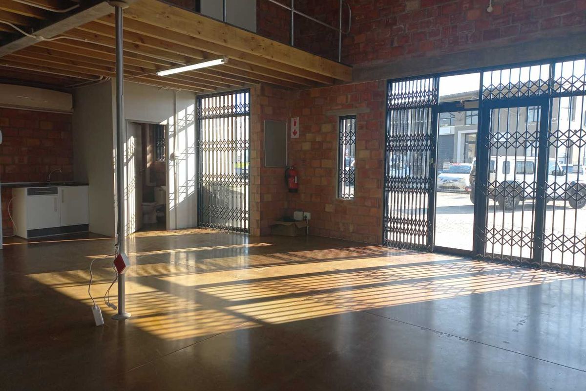 Warehouse or Mixed Use premises with mezzanine offices, available immediately! - Photo 2