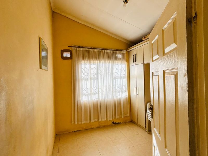 4 bedroom House with 2 bathrooms( en suite plus normal) at Newlands West - Photo 5