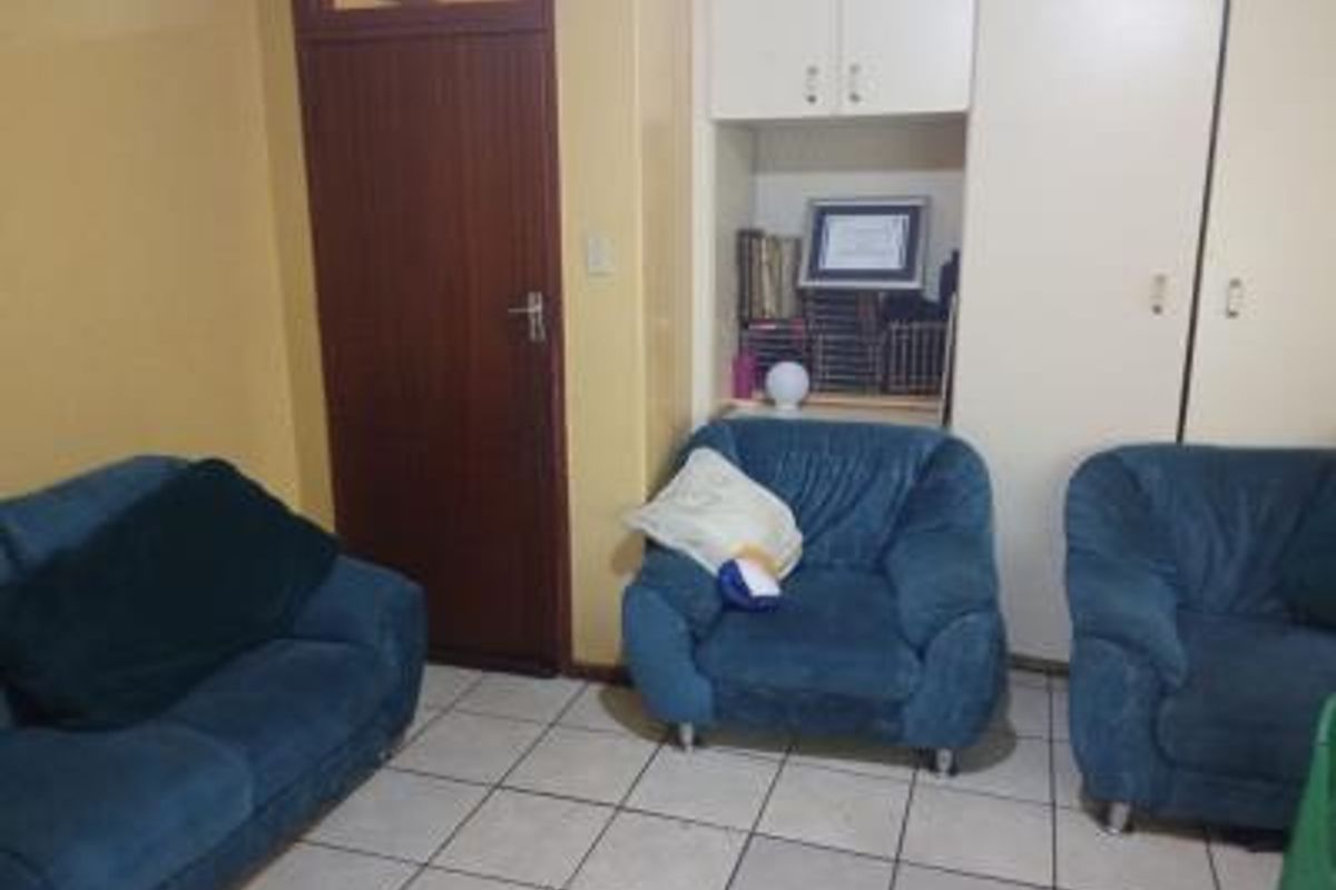 Large Home with 2 Cottages for Sale - Photo 5