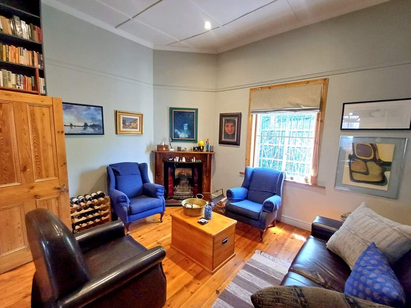 Charming 2 Bedroom Home with timeless features & modern touches - Photo 4