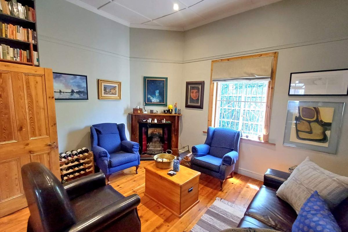 Charming 2 Bedroom Home with timeless features & modern touches - Photo 4