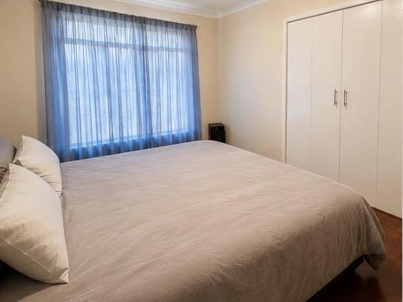 Perfectly Positioned 3-Bedroom Simplex with Private Yard & Parking - Photo 3