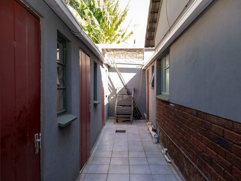 Spacious Haven 4-Bed Home with Pool, Flatlets & 6 Garages - Photo 6