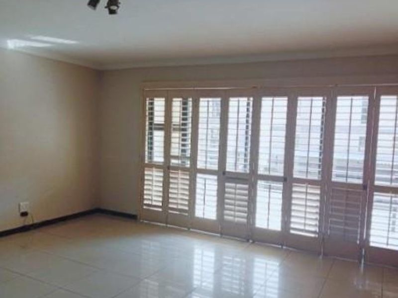 Stylish 2 Bedroom, 2 Bathroom Apartment with Balcony - Photo 1