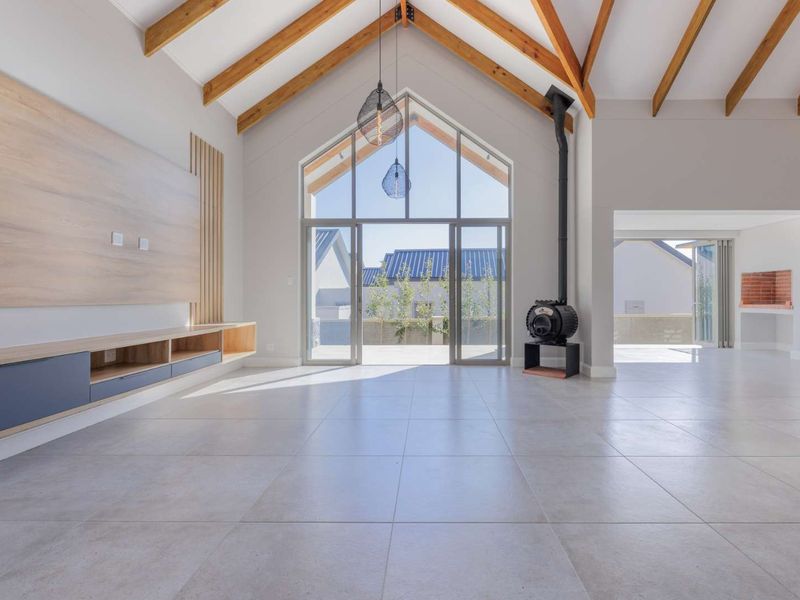 SPACIOUS AND WARM 4 BEDROOM FAMILY HOME IN KINGSWOOD GOLF ESTATE - Photo 5