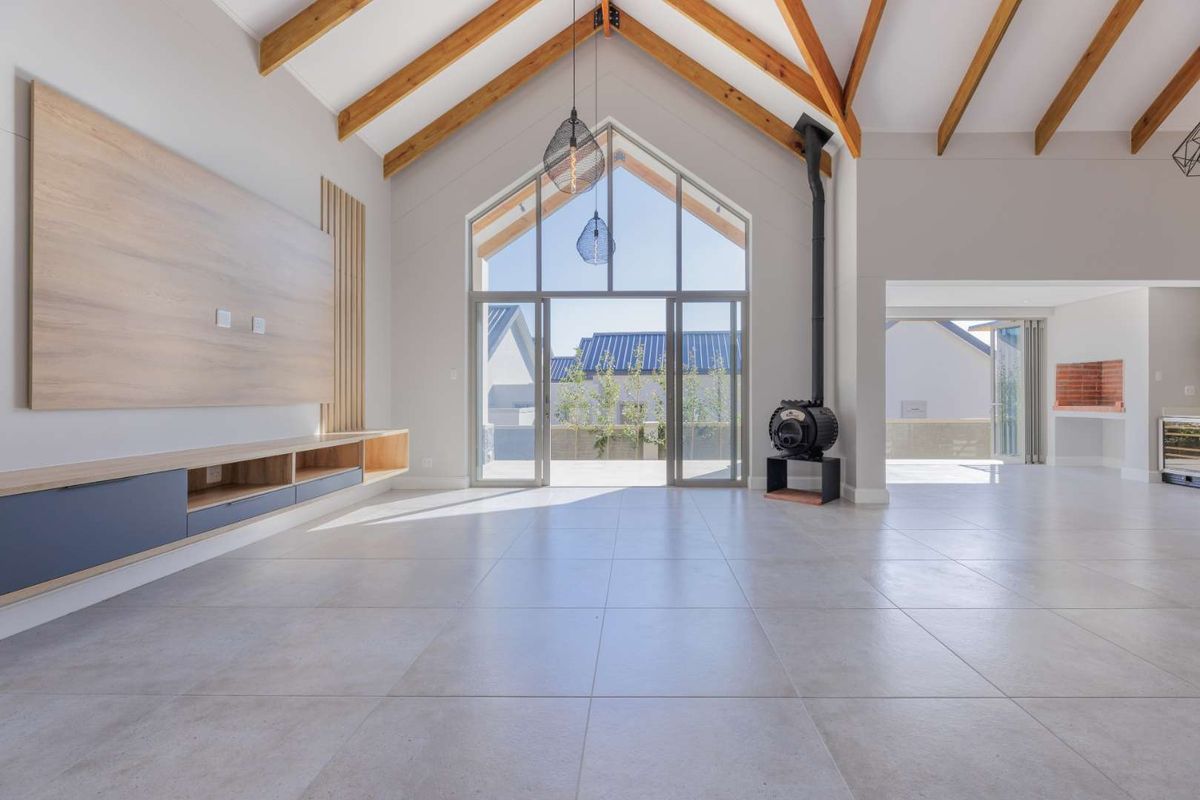 SPACIOUS AND WARM 4 BEDROOM FAMILY HOME IN KINGSWOOD GOLF ESTATE - Photo 5