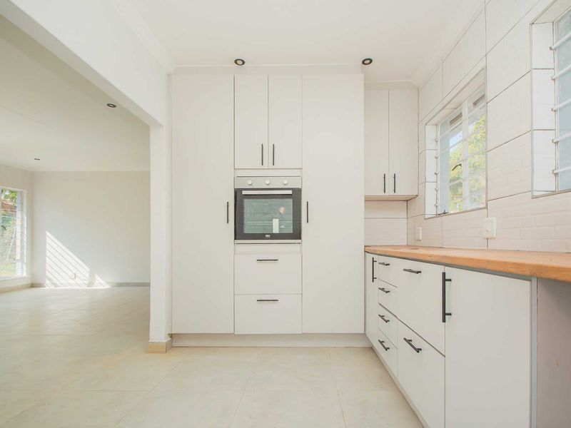Spacious Fairfield Estate Home on 850m2 with Private Garden - Photo 8