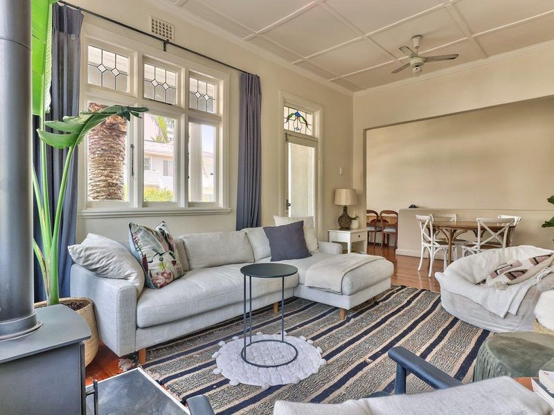 Beautiful Spacious and Character 2 Bedroom Furnished Apartment for Rent Long term. - Photo 8