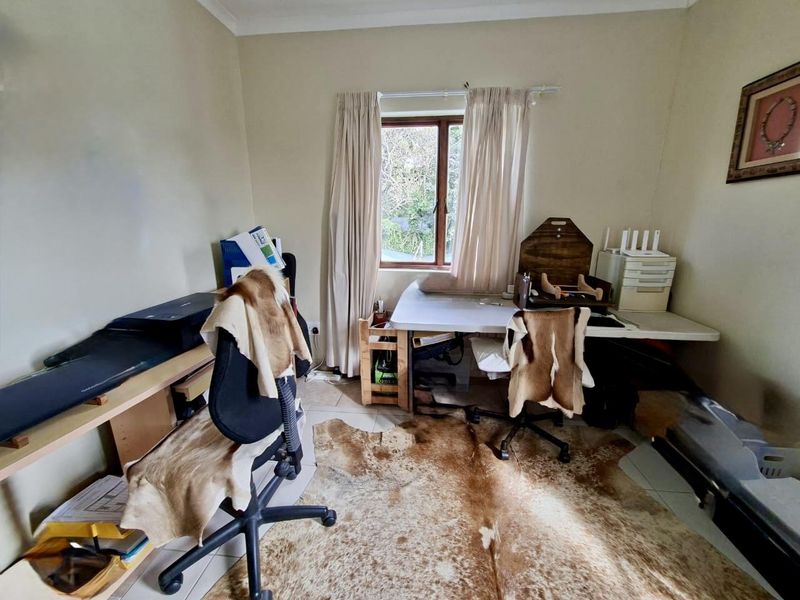 Top Floor 2 Bedroom apartment in Sheffield Beach - Photo 9