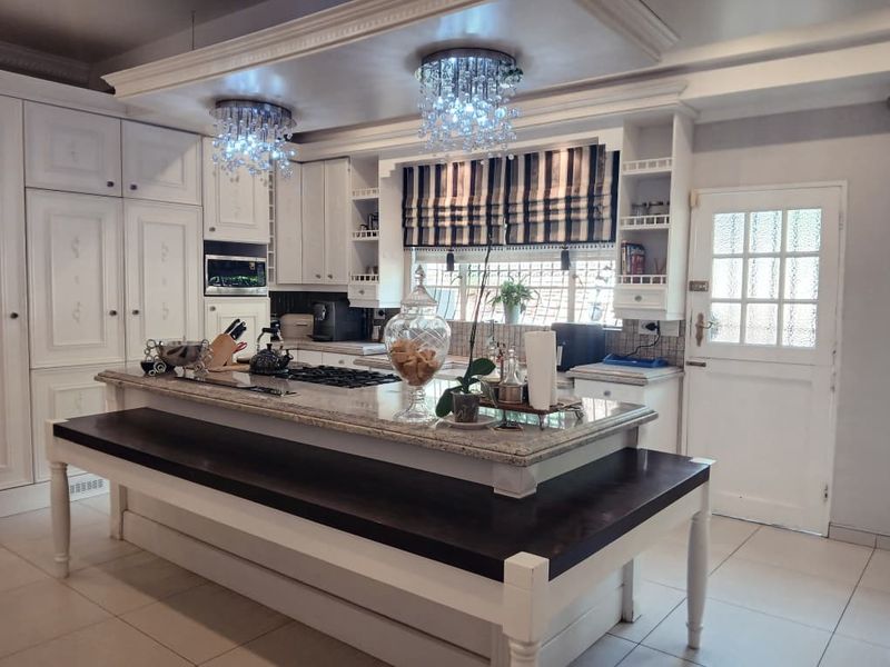 Spacious double-story home on a generous 2,296 m2 residential erf in Windhoek's sought-after suburb - Photo 9